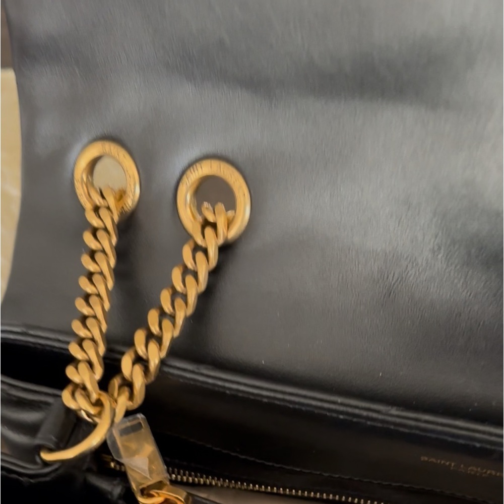 Saint Laurent LOULOU medium quilted leather.
Black Chevron with Gold Chain - Picture 6 of 7